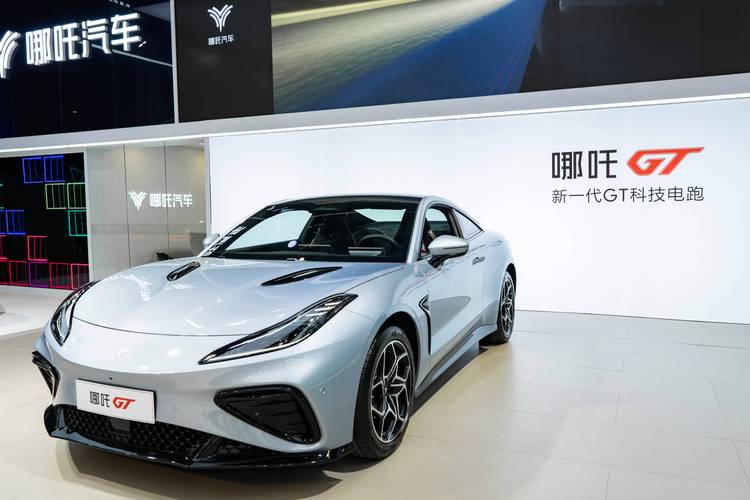 佛山123哪吒汽车在智能汽车领域的表现，领途汽车在新能源汽车市场中的影响力